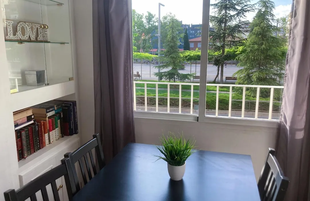 Luninoso y práctico apartamento en el centro con amplio parking incluido-1